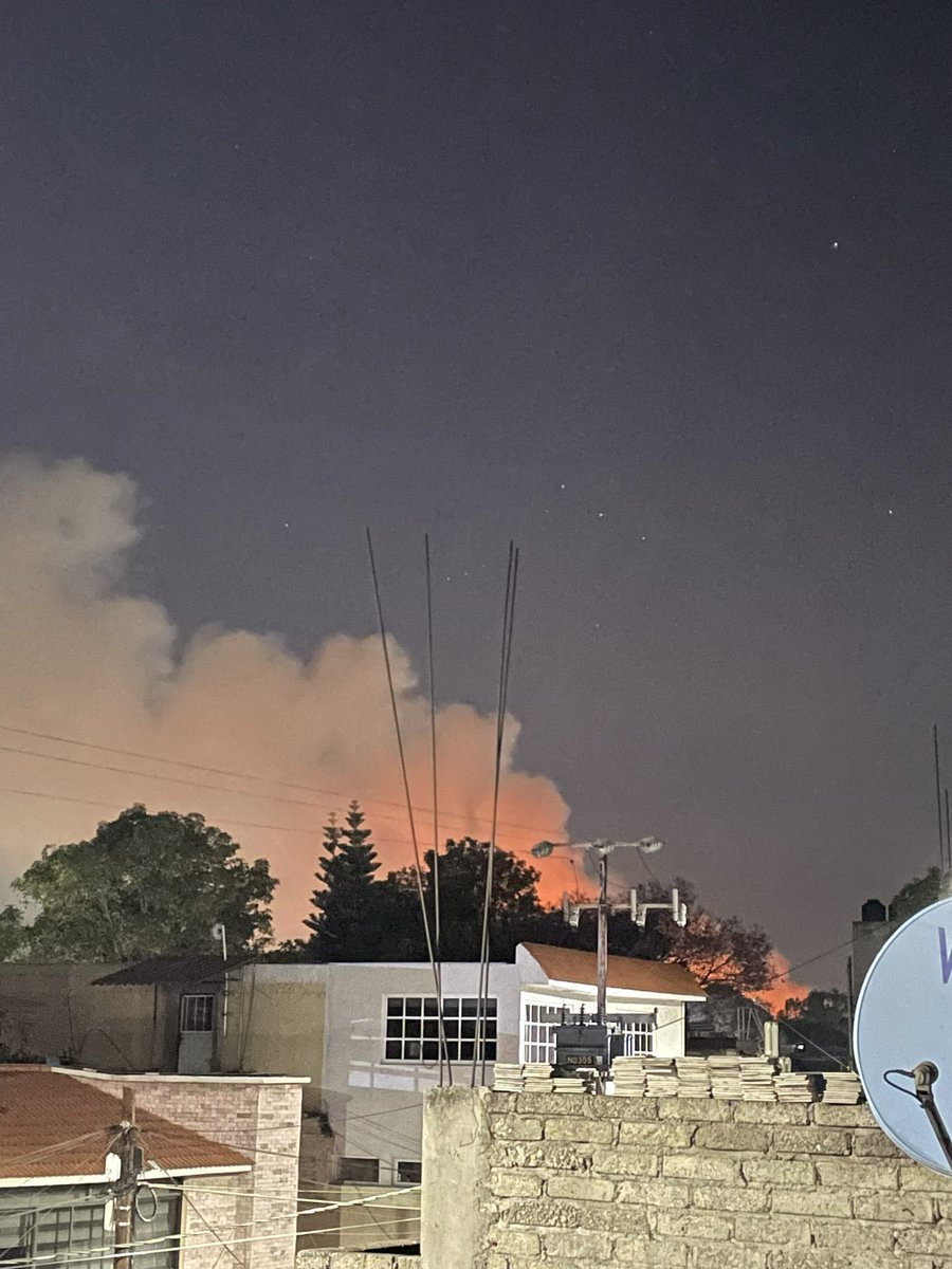 Rubiz_LoAl92's tweet photo. @alex_cral Desde ayer empezó, pero hoy se incrementó más por el viento que hizo🥲
Creo que ya están desalojando, a las personas cercanas al incendio! https://t.co/HzmhobvKh2
