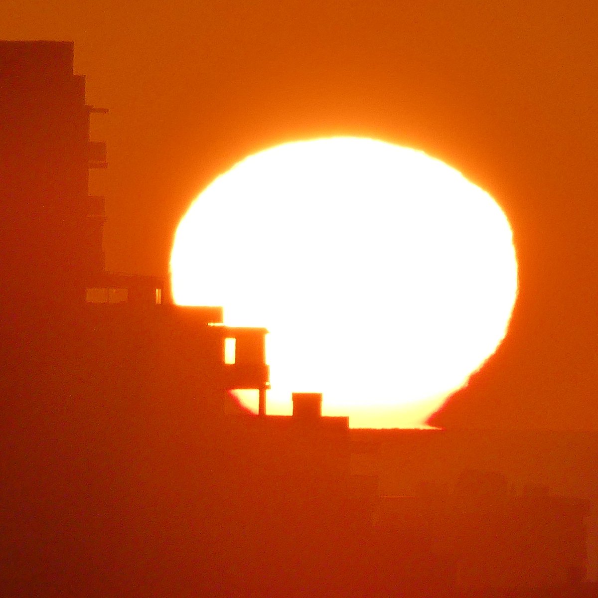 Buenos días 🌅 Ω #amanecer #5Mar
 📍Valencia #mediterráneoenvivo
#cielosESA #StormHour #tiempoCV