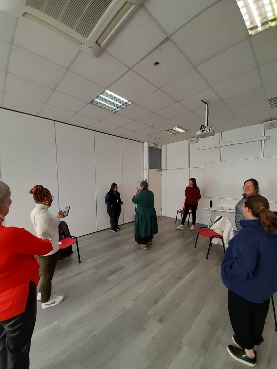 CreuRojaTRS's tweet photo. Taller del #ProjecteCRECE amb la col·laboració de la Cooperativa @Magranes, realitzant l'activitat de "Laboratori d'un cos sincer" i treballant amb les dones participants, l'autoestima, l'autoconcepte i la neutralitat corporal.
#FemComunitat @MSocialGob #NextGeneratioEU https://t.co/QVm9EwglkD