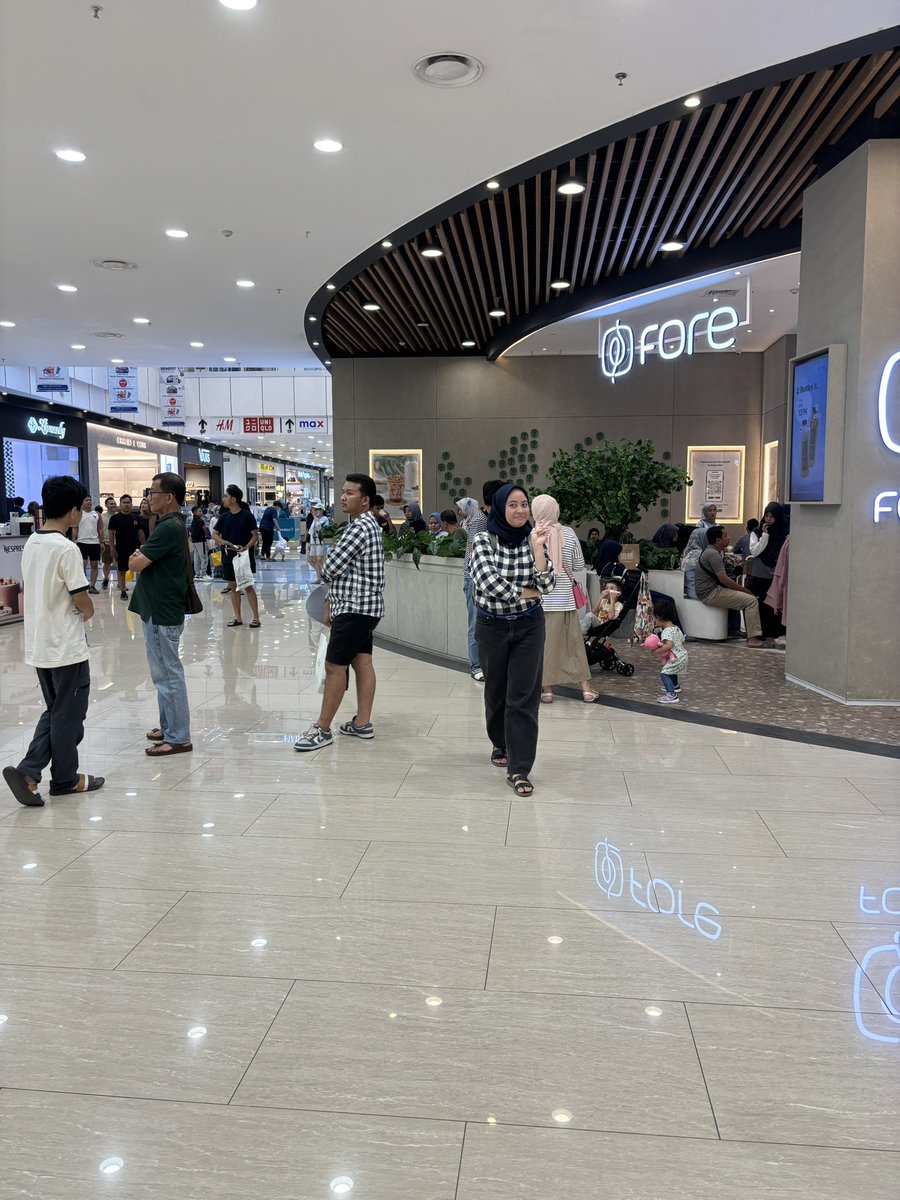 Asik kembar 😂
Kalau pake baju kotak” uniqlo pasti ada aja kembarnya 👌👌