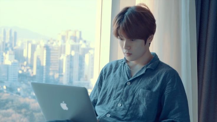 tonicyuno's tweet photo. my kind of comfort (watching jaehyun’s vlog) https://t.co/vOh4Yhx9HS
