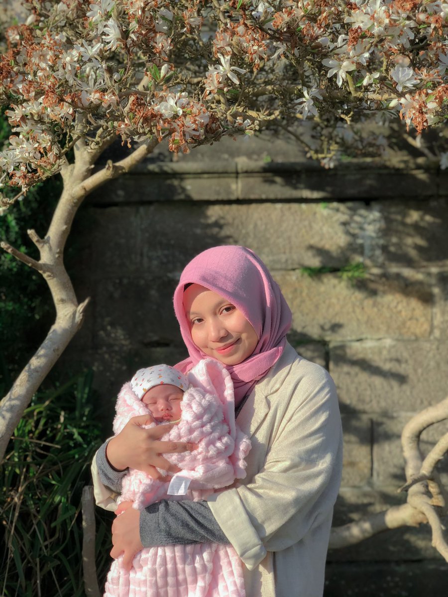 ezzahnor's tweet image. Kawan i anak 3 dah.

Yang first je masa bersalin kena gunting sikit.

Lagi dua bersalin takde koyak langsung. Dia cakap nak bersalin takde koyak ni, kena tahu tips je 😂

So dia share tips dia dengan i.

Meh i nak share dekat korang pulak..