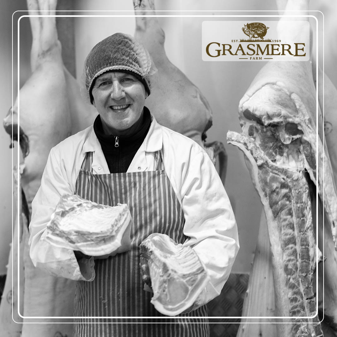 🐖🔪Meet Chris, our artisan butcher from South Lincolnshire! With 13 years at Grasmere Farm and 40+ years in the trade, his passion shines in every cut. From the versatile neck end to crafting the perfect Lincolnshire sausage, he's a true master. Cheers to Chris and our team!🙌🍴