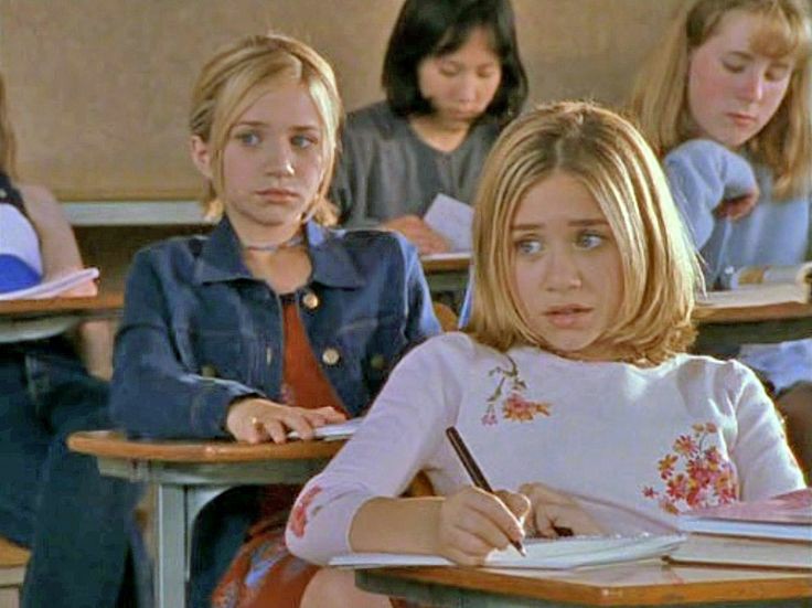 itchycstellan's tweet image. ai meu deus como pode já existir uma geração q não conhece as gêmeas olsen???? tipo assim, elas são UM MARCO na cultura pop nos anos 2000