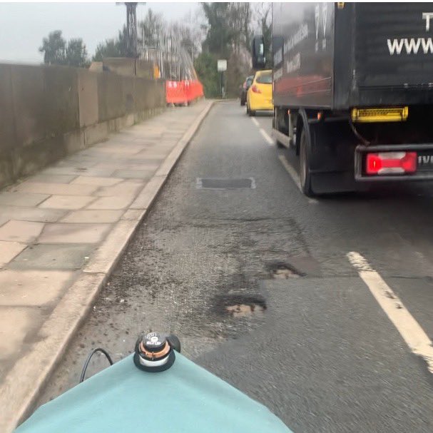 First day back on the eCargo bike in about 7 weeks. It seems the repaired potholes from a few months back on Grosvenor Bridge have made another appearance 🤷‍♂️ @Go_CheshireWest @Chester_Cycling @ShitChester