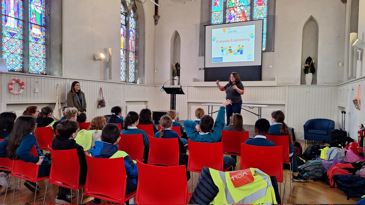 #STEM event underway in Ballinasloe Library this morning with children from Creagh NS 🌐 We're delighted to host Sarah from @RediscoveryCtr who is hosting the workshop today, which is being funded by @Medtronic & #EngineersIreland