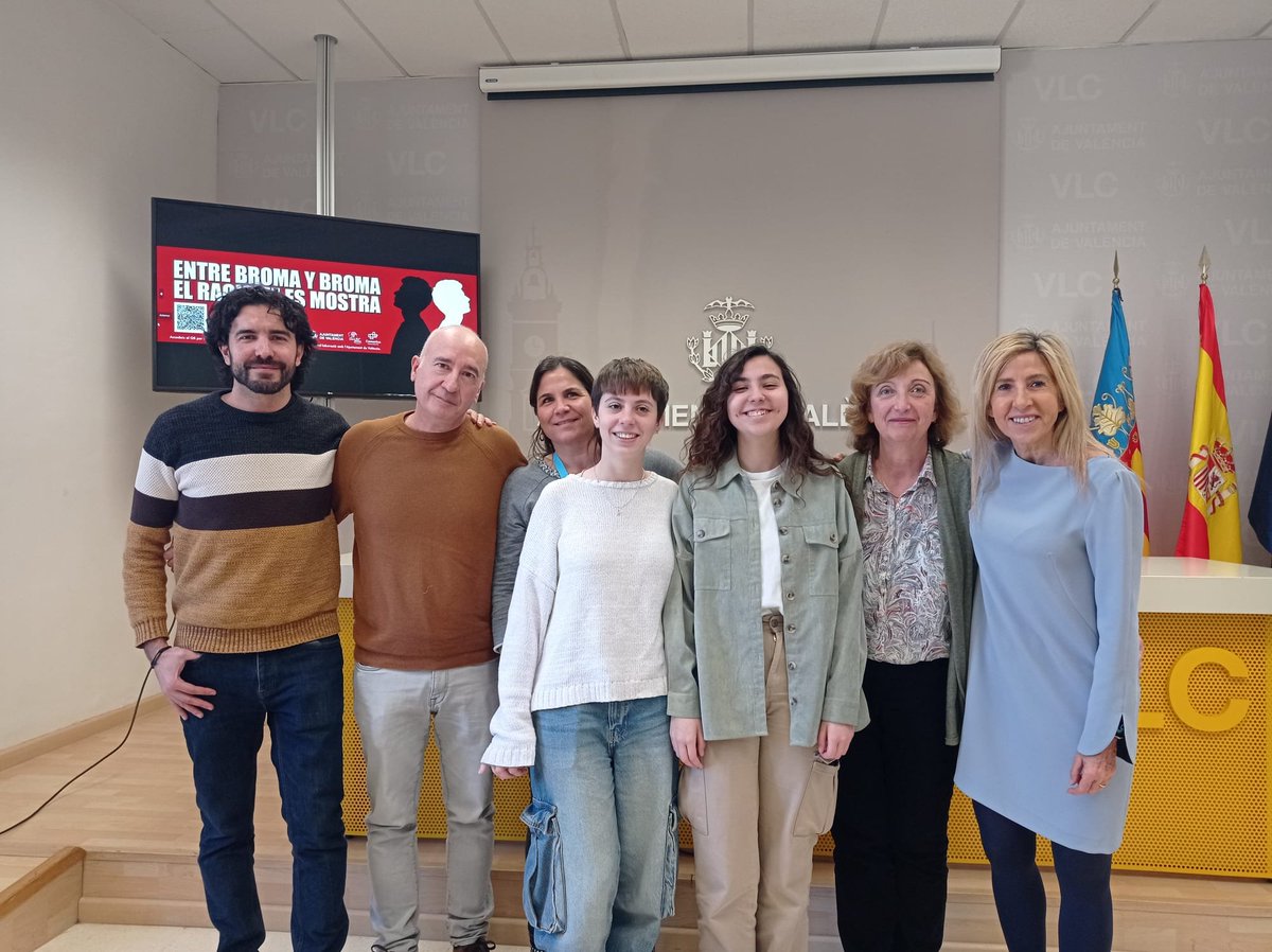 Ajuntament València (@ajuntamentvlc) on Twitter photo 🎬Presentem l'edició d'enguany del programa #DiverCinema.
Sota el lema "Entre broma i broma el #racisme és mostra”, l'alumnat de <a href="/ComeniusCEducat/">Comenius Centre Educatiu</a> ha realitzat 10 curts, amb l'objectiu de visibilitzar el #microRacisme quotidià i promoure la reflexió.
📽️bit.ly/49XS0a7 i🚍 🎬Presentem l'edició d'enguany del programa #DiverCinema.
Sota el lema "Entre broma i broma el #racisme és mostra”, l'alumnat de <a href="/ComeniusCEducat/">Comenius Centre Educatiu</a> ha realitzat 10 curts, amb l'objectiu de visibilitzar el #microRacisme quotidià i promoure la reflexió.
📽️bit.ly/49XS0a7 i🚍
