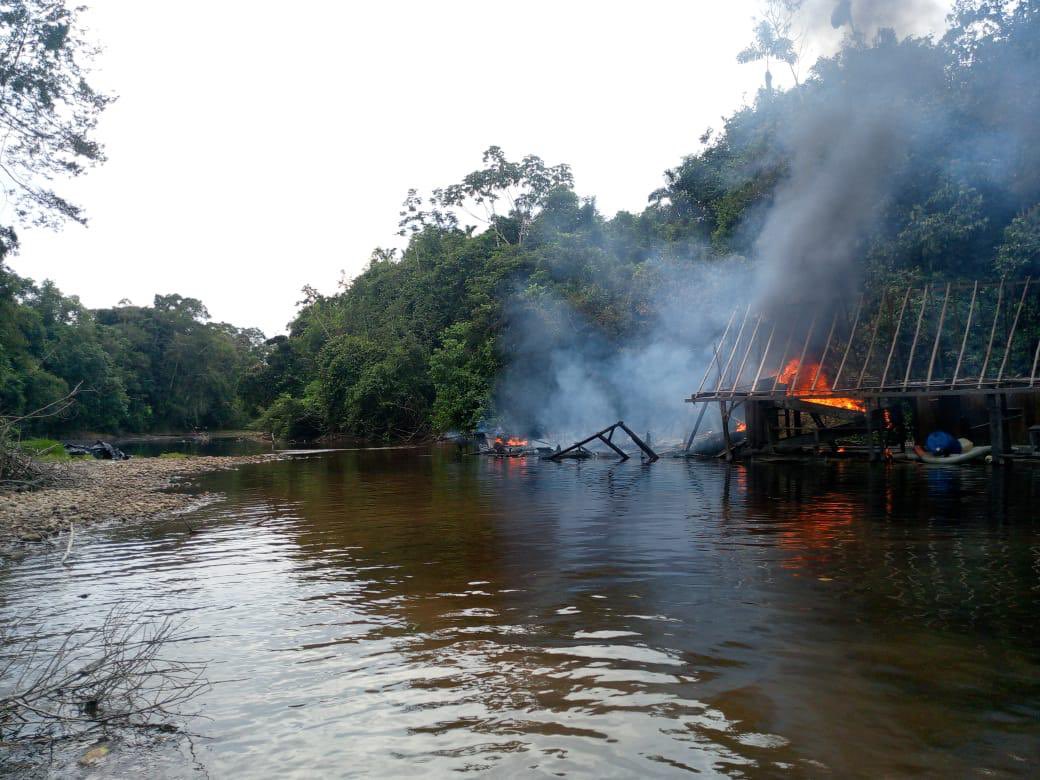 dhernandezlarez's tweet photo. En el marco de la “Operación Neblina 2024” contra la minería ilegal y en pro de la conservación ambiental #FANB localiza, desmantela y destruye 5 balsas mineras ubicadas en el Río Cunucuma del estado Amazonas, operadas por mineros ilegales, las cuales eran usadas para cometer ecocidio ambiental y destrucción de los hábitats, causando graves efectos en los ecosistemas. Asimismo fue incautado material de trabajo como martillos de percusión, plantas eléctricas y otros materiales de sostenimiento logístico.

Venezuela es territorio de paz, y no permitirá ningún tipo de explotación minera fluvial en nuestras cuencas hidrográficas o cualquier tipo de fuente hídrica.  
La ley debe ser acatada y respetada !

#IntegrarEsVencer