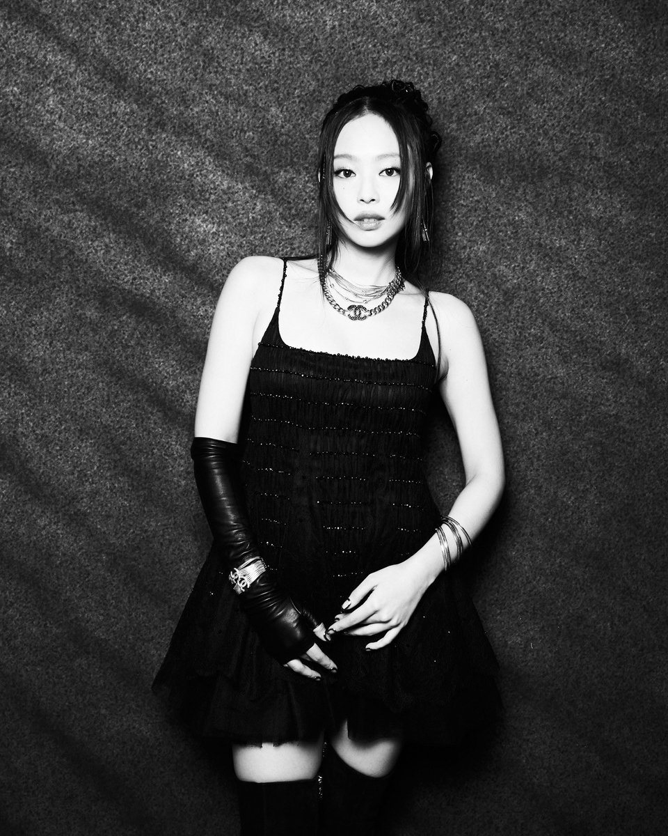 ShareY0urStyle's tweet photo. Jennie at the Chanel show. https://t.co/EbSqZJragk