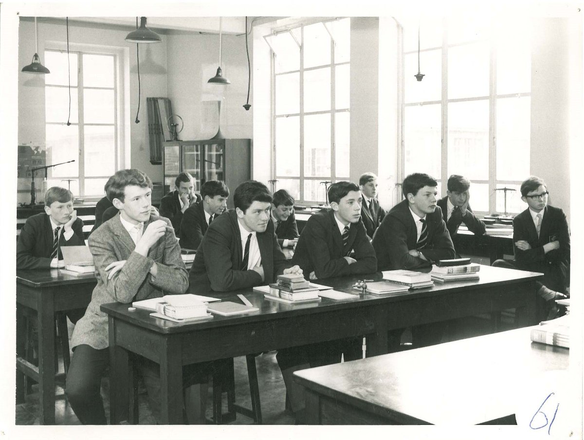 📷 Do you recognise anyone in this photograph?
We found this great image in our Archives, showing some of the Hurst boys in a Science lesson. We would love to know who they are! Comment below if you know 📷
#Throwback #ThrowbackThursday #Hurst #HurstFoundation #OJ