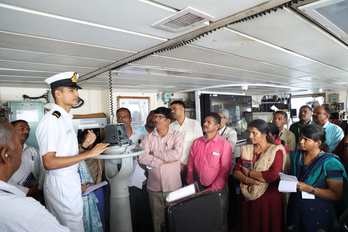 IN_KTKNA's tweet photo. #SpreadAwareness
#NationBuilding
#HQKNA
Group of Science teachers from various high schools of Chikmangalur visited #INSAditya on 02 Mar 24 at Naval Base #Karwar. They were familiarised with the warships of IN & life onboard these seagoing ships. https://t.co/STcvRjM3zg