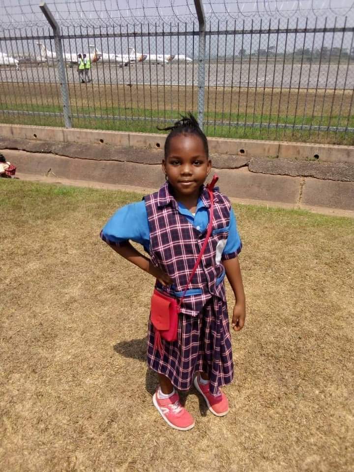 Pardon large diffusion de cette photo de la fille de notre sœur Jesyka Tecno qui reste introuvable; les autorités disent qu'il faut attendre 48 heures pour un avis mais il pourrait être tard.

Juste 1 partage pourrait aider à remettre de l'ordre dans le 💓 de cette mère.

Merci🙏🏾