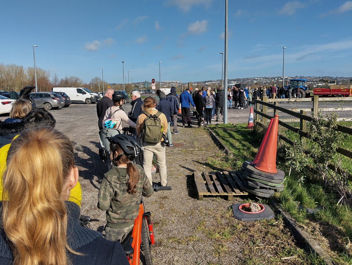 oliver_moran's tweet image. 2,500 trees given away! Wow!

I was lucky to get one of the last hazel trees — lots of alder, beech and oak, as well as blackthorn bushes.

Officials visibility taken aback (and rightly proud!) of the enthusiasm and demand. 👏👏

#TreeWeek #CorkCC