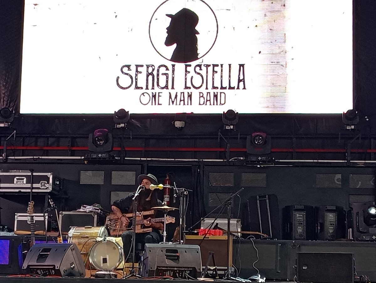 El domingo finalizaron los conciertos en la explanada del <a href="/Itsasmuseum/">Itsasmuseum Bilbao</a> dentro del <a href="/bilbaosurf/">𝗟𝗞 𝗕𝗜𝗟𝗕𝗢 𝗦𝗨𝗥𝗙 𝗙𝗜𝗟𝗠 𝗙𝗘𝗦𝗧𝗜𝗩𝗔𝗟</a> con el one man band catalán <a href="/Sergi_Estella/">Sergi Estella</a> que con su blues, historias y guitarras artesanales conquistó al público.
lc.cx/AnGwB4