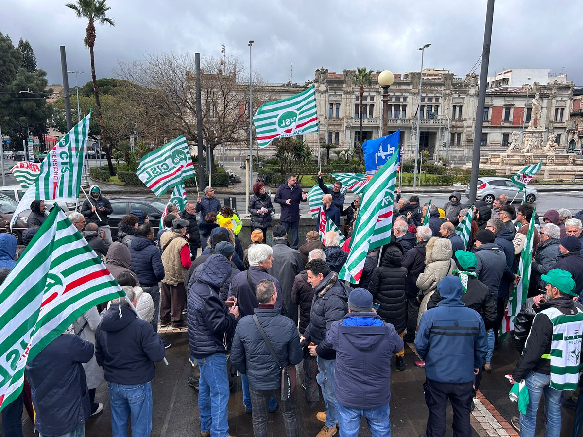 CislMessina's tweet photo. Sicurezza sul lavoro, Cisl Messina in piazza per la mobilitazione “Fermiamo la scia di sangue”. Consegnato documento al Prefetto. «Serve assunzione di responsabilità condivisa tra Istituzioni, enti, organizzazioni sindacali ed imprese»

🔗 https://t.co/kGErI3n7A8 https://t.co/cjRgCMgb18