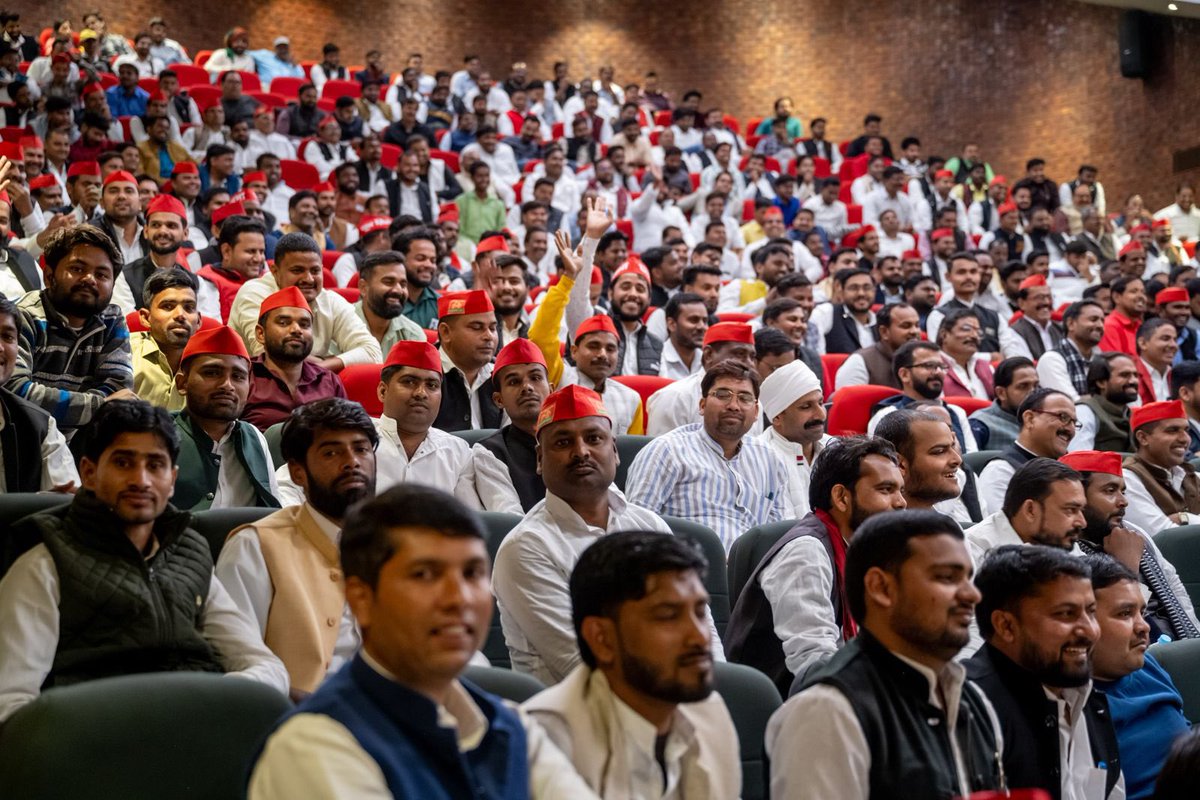 Akhilesh Yadav (@yadavakhilesh) on Twitter photo рд╢рдкрде рдХреЗ рд╕рд╛рдордиреЗ рджреВрд╕рд░реА рд╢рдкрде:
рд╣рдо рдмреЗрд░реЛрдЬрд╝рдЧрд╛рд░тАж рдкреЗрдкрд░рд▓реАрдХ рд╕реЗ рдкреНрд░рддрд╛рдбрд╝рд┐рддтАж рдиреМрдХрд░реА рдХреЗ рд▓рд┐рдП рднрдЯрдХ рд░рд╣реЗ рдпреБрд╡рд╛тАж рдЕрдкрдиреЗ рднрд╡рд┐рд╖реНрдп рдХреЛ рдмрдЪрд╛рдиреЗ рдХреЗ рд▓рд┐рдП рдпреЗ рд╢рдкрде рд▓реЗрддреЗ рд╣реИрдВ рдХрд┐ рд╣рдо рдРрд╕реЗ рджрд▓реЛрдВ рдХреЛ рд╣реА рд╡реЛрдЯ рджреЗрдВрдЧреЗ рдЬрд┐рдирдХрд╛ рд▓рдХреНрд╖реНрдп рдиреМрдХрд░реА-рд░реЛрдЬрд╝рдЧрд╛рд░ рджреЗрдирд╛ рд╣реИред
рд╕рд╛рде рд╣реА рдпреЗ рднреА рд╢рдкрде рд▓реЗрддреЗ рд╣реИрдВ рдХрд┐ рд╣рдо рд╕рдХреНрд░рд┐рдп рд╣реЛрдХрд░ рдЕрдкрдиреЗ рдкрд░рд┐рд╡рд╛рд░ рдФрд░ рдЖрд╕-рдкрд╛рд╕ рдХреЗ рдорддрджрд╛рддрд╛рдУрдВ рд╢рдкрде рдХреЗ рд╕рд╛рдордиреЗ рджреВрд╕рд░реА рд╢рдкрде:
рд╣рдо рдмреЗрд░реЛрдЬрд╝рдЧрд╛рд░тАж рдкреЗрдкрд░рд▓реАрдХ рд╕реЗ рдкреНрд░рддрд╛рдбрд╝рд┐рддтАж рдиреМрдХрд░реА рдХреЗ рд▓рд┐рдП рднрдЯрдХ рд░рд╣реЗ рдпреБрд╡рд╛тАж рдЕрдкрдиреЗ рднрд╡рд┐рд╖реНрдп рдХреЛ рдмрдЪрд╛рдиреЗ рдХреЗ рд▓рд┐рдП рдпреЗ рд╢рдкрде рд▓реЗрддреЗ рд╣реИрдВ рдХрд┐ рд╣рдо рдРрд╕реЗ рджрд▓реЛрдВ рдХреЛ рд╣реА рд╡реЛрдЯ рджреЗрдВрдЧреЗ рдЬрд┐рдирдХрд╛ рд▓рдХреНрд╖реНрдп рдиреМрдХрд░реА-рд░реЛрдЬрд╝рдЧрд╛рд░ рджреЗрдирд╛ рд╣реИред
рд╕рд╛рде рд╣реА рдпреЗ рднреА рд╢рдкрде рд▓реЗрддреЗ рд╣реИрдВ рдХрд┐ рд╣рдо рд╕рдХреНрд░рд┐рдп рд╣реЛрдХрд░ рдЕрдкрдиреЗ рдкрд░рд┐рд╡рд╛рд░ рдФрд░ рдЖрд╕-рдкрд╛рд╕ рдХреЗ рдорддрджрд╛рддрд╛рдУрдВ
