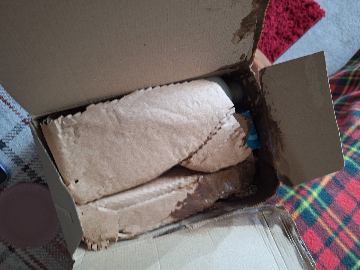 Itslaurajane89's tweet photo. When you order your mothers day presents from @BootsUK and it gets delivered absolutely ruined. https://t.co/HvNEA2dHRM