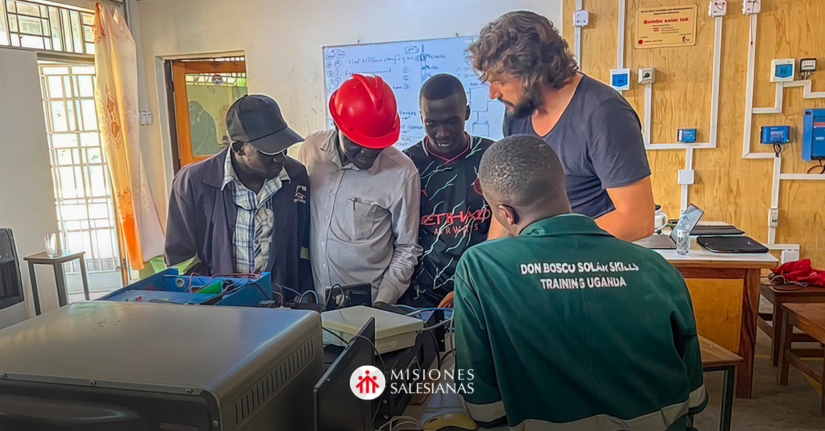 #NoticiasMS | Capacitación sobre energía solar fotovoltaica para los centros #DonBosco de FP en #Uganda 🗞️ cutt.ly/bwMK4gSq Esta formación les permitirá tener habilidades en ingeniería solar y, a su vez, poder formar a otras personas para mejorar sus comunidades.