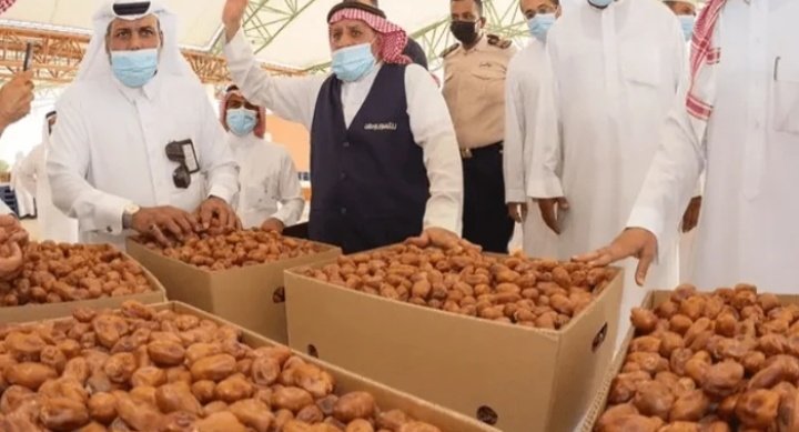 الحمدللہ پاکستان کی سفارتی تعلقات بہتری کی طرف گامزن
سعودی عرب کیجانب سے رمضان المبارک سے قبل پاکستان کو 100 ٹن کھجور کا تحفہ دیا گیا ہے
سعودی سفارتخانے کی جانب سے بتایا گیا ہے کہ خیر سگالی کا اظہار کرتے ہوئے سعودی عرب نے اپنے بھائیوں کیلئے 100 ٹن کھجور پیش کی ہے