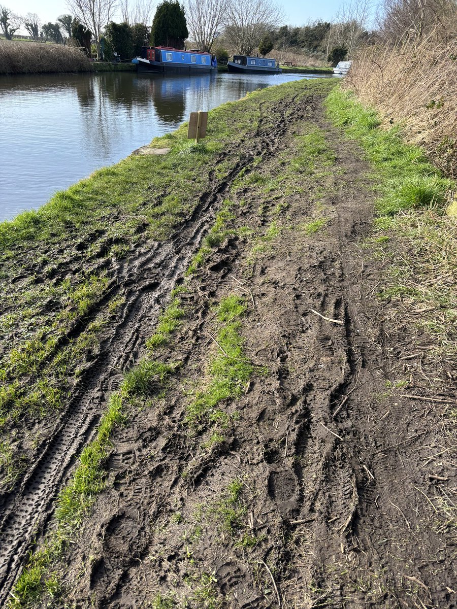 bigbaddoctor's tweet photo. Done the Leeds Liverpool Canal 
Wonderful run on an even better day 
Slip sliding away #canalrunning #leedsliverpoolcanal #trailrunning https://t.co/WXDbJakfc7