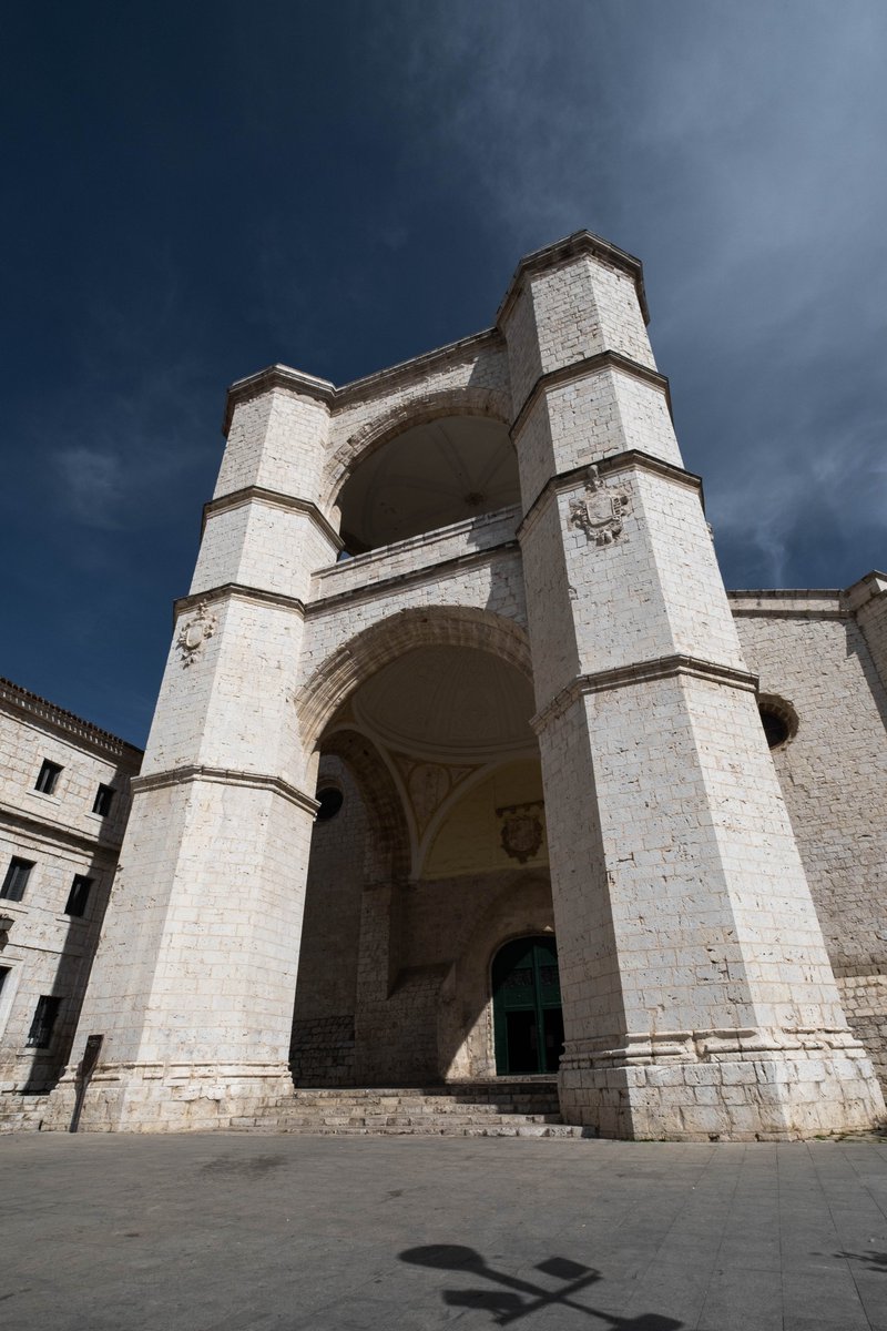 infoVLL's tweet photo. Si los enormes arcos y los gigantescos pilares de la iglesia San Benito te parecen impresionantes, ¿cómo te quedas si te decimos que hasta el siglo XIX este impresionante pórtico-fachada contaba con dos cuerpos más? 🏛️😱 https://t.co/nh8WdRWadW
