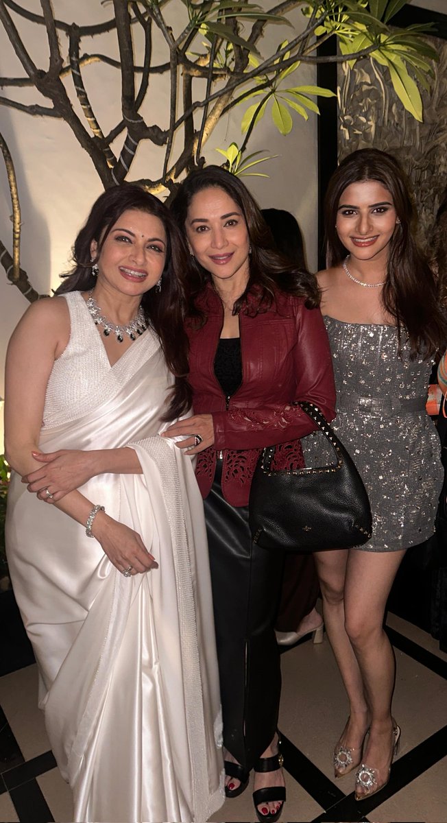 #MadhuriDixit, #Bhagyashree and #AvantikaDassani pose for a pic🤍✨