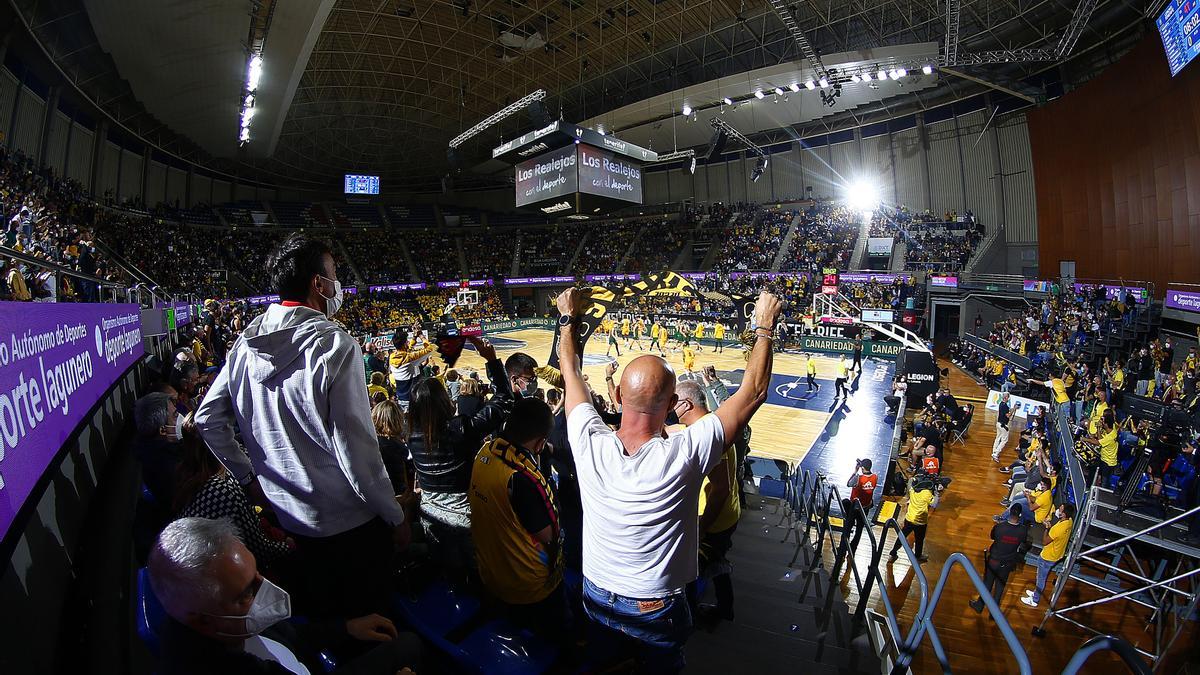 radioclubSER's tweet image. ¿Quieres acompañar al @CB1939Canarias en su ruta hacia otra 'final four' europea? Mañana, partido clave en el Santiago Martín.

¡Haz RT y gana dos entradas!