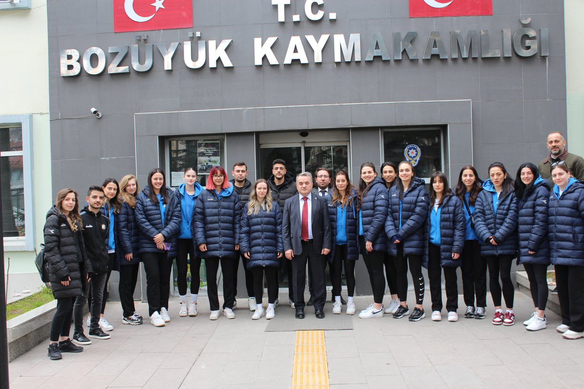 Kaymakamımız Sayın @ademozturk65, Türkiye Voleybol Federasyonu Kadınlar 2. Lig'ini şampiyon olarak tamamlayıp 1. Lig'e yükselme başarısı gösteren Bozüyük Belediyesi Eğitim ve Spor Kulübü Voleybol Takımı ve teknik ekibini kabul ederek tebrik etti.