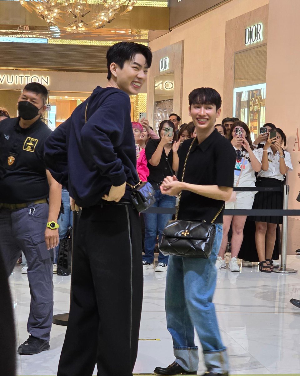 Im obsessed with their heigth difference
#ToryBurchICONSIAM #ToryBurchThailand
#ออฟกัน