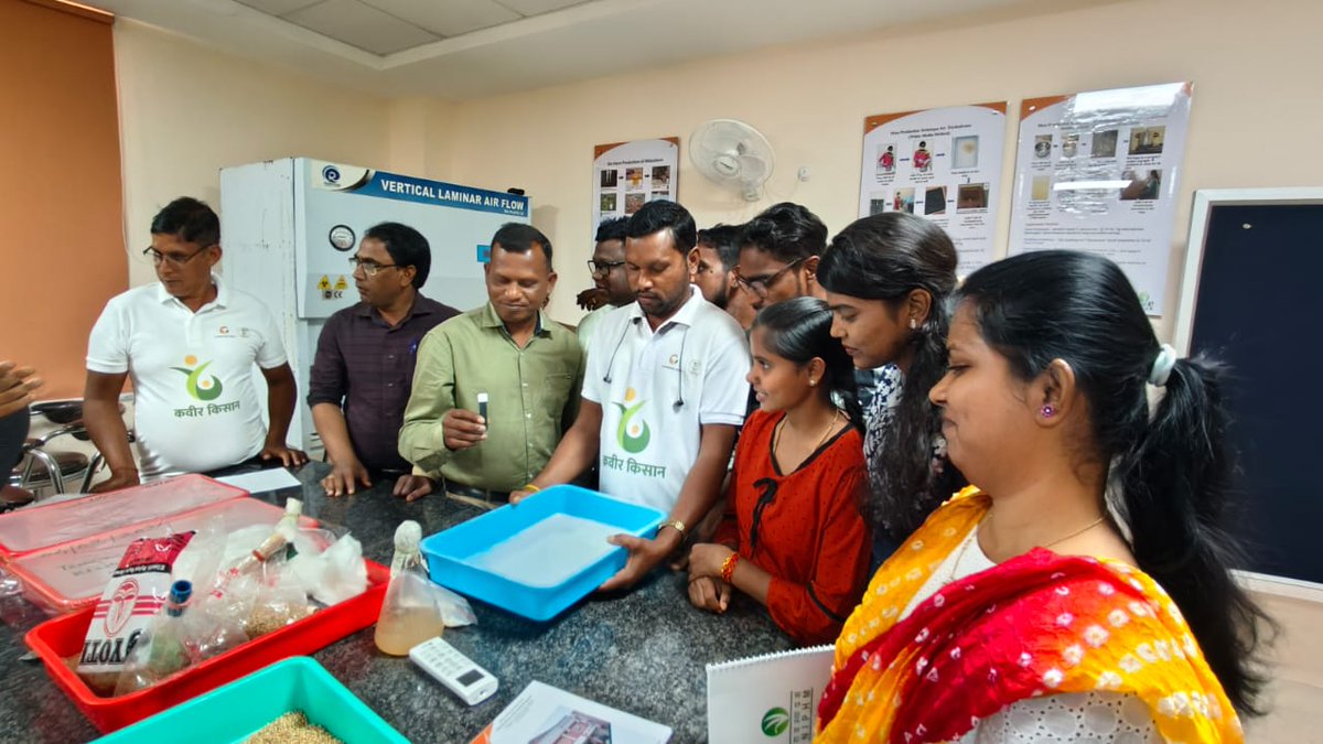 agriconsamiti's tweet photo. @niphmindia Training Day - 2 Mass Production method of Trichoderma by Dr. Basavaraj. @Commonland @manasgr88 @Manisha_M14 @surendra97123 @paulkumar55555 @BholaShandilya @harma_harma #training #NIPHM #kavir #team #kavirkisan #hyderabad https://t.co/wDrYFvBJMn