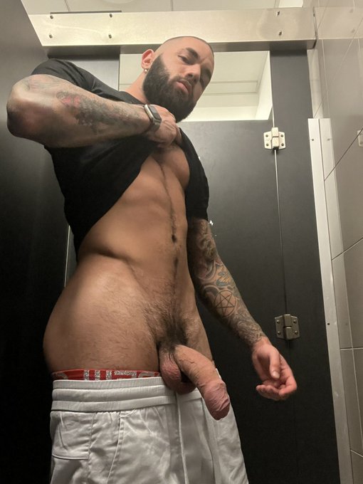 meet me in airport bathroom? https://t.co/1yYuRl7yJc