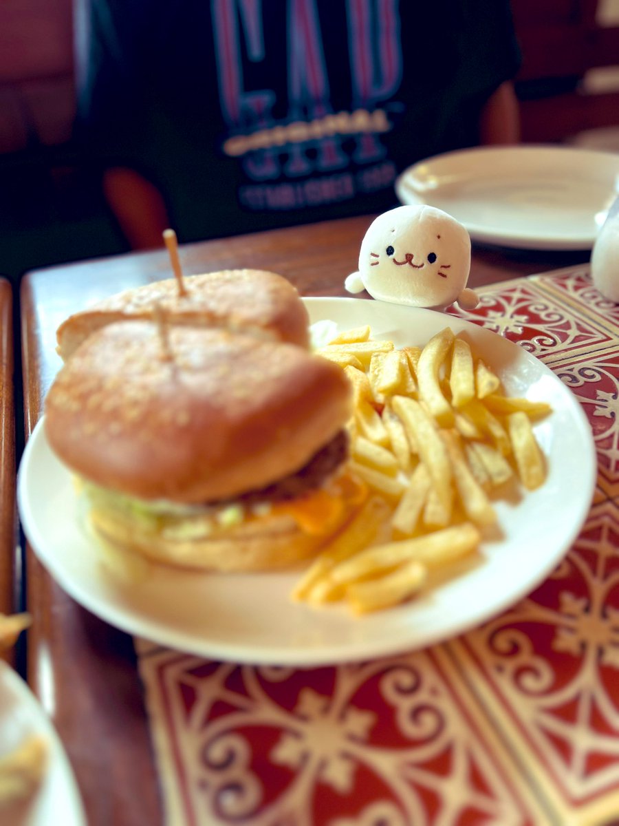 shirochans2024's tweet image. もぐもぐ、もぐもぐもぐ
ぼんべいだっく美味しいきゅ🐟
#しろたん #shirotan #bombayduck #cafeuniversal