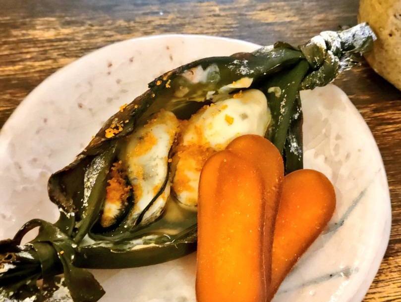 tomoyonishizaka's tweet photo. 義侠でつけこんだ一年もののカラスミと
サロマ湖牡蠣の昆布焼き🍶 https://t.co/DEklrxEvGE