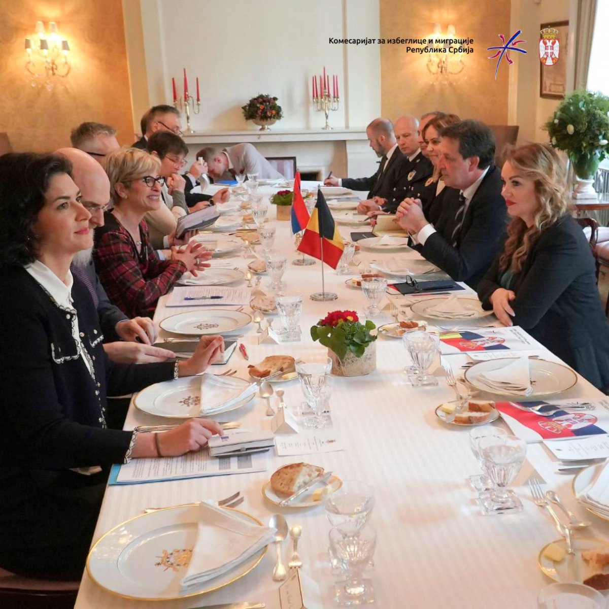 📢 Комесарка за избеглице и миграције РС заједно са министром унутрашњих послова Братиславом Гашићем  разговарала је са амбасадорком Краљевине Белгије у Београду Кати Бугенхоут на тему миграција, са акцентом на западнобалканску руту. 

✅Стање миграција у Србији је стабилно 🇷🇸💪🏻