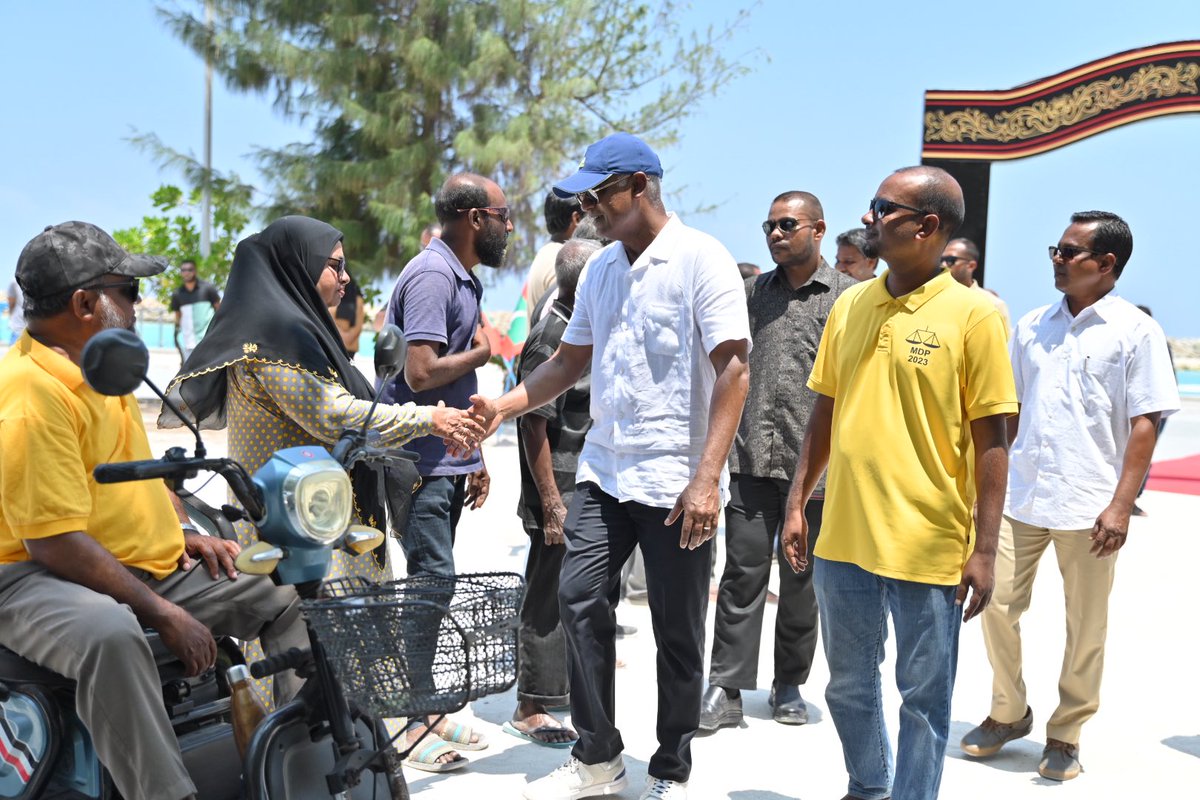 ރައީސް <a href="/ibusolih/">Ibrahim Mohamed Solih</a> މަޖިލިސް20 ނ.މަނަދޫ ދާއިރާގެ މިޕާޓީގެ ކެންޑިޑޭޓު އެމްޕީ <a href="/Bugeylive/">Bugey</a> ގެ ކެންޕެއިންއަށް ނ.މަނަދޫ އަށް ވަޑައިގަތުމުން ހޫނު މަރުޚަބާއެއް ދަންނަވައިފި.

2️⃣✅
#VoteMDP #VoteHaroon  
#MisraabuHamaMagah