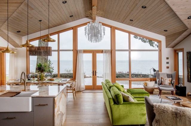 Wall to wall windows, organic materials, and lots of natural light make this revamped vacation home in Biritsh Columbia a revitilizing getaway.

See more at pinterest.com/GranadaHomeInt…
#interiordesign #homedecor