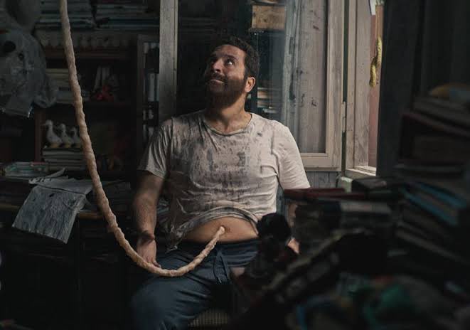 Berkun Oya’nın bu ülkede her şeyi yapmaya hakkının olmasını kıskanıyorum. Kuvvetli bir alkış senaryosunu ben krek filme sunsam, sunacak bir yetkili bulamazdım muhtemelen. Bu kafalardaysanız sadece imkanınız varsa iş oluyor, imkanınız yoksa bohemya hayaliyle son nefese..