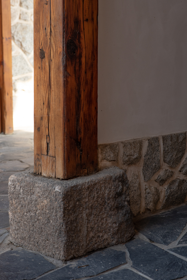 선조들은 건물을 짓겠다는 목표를 위해 기단을 다졌습니다. 기단은 건물의 기초 부분입니다. 기초가 튼튼하여야 사상누각(沙上樓閣)이 되지 않습니다. 그래서 옛 선인들은 집을 지을 때 달구질이나 나무 말뚝을 박아 지반을 보강하였습니다. 건물도, 목표도 기초가 튼튼해야 함을 배웁니다.©APC