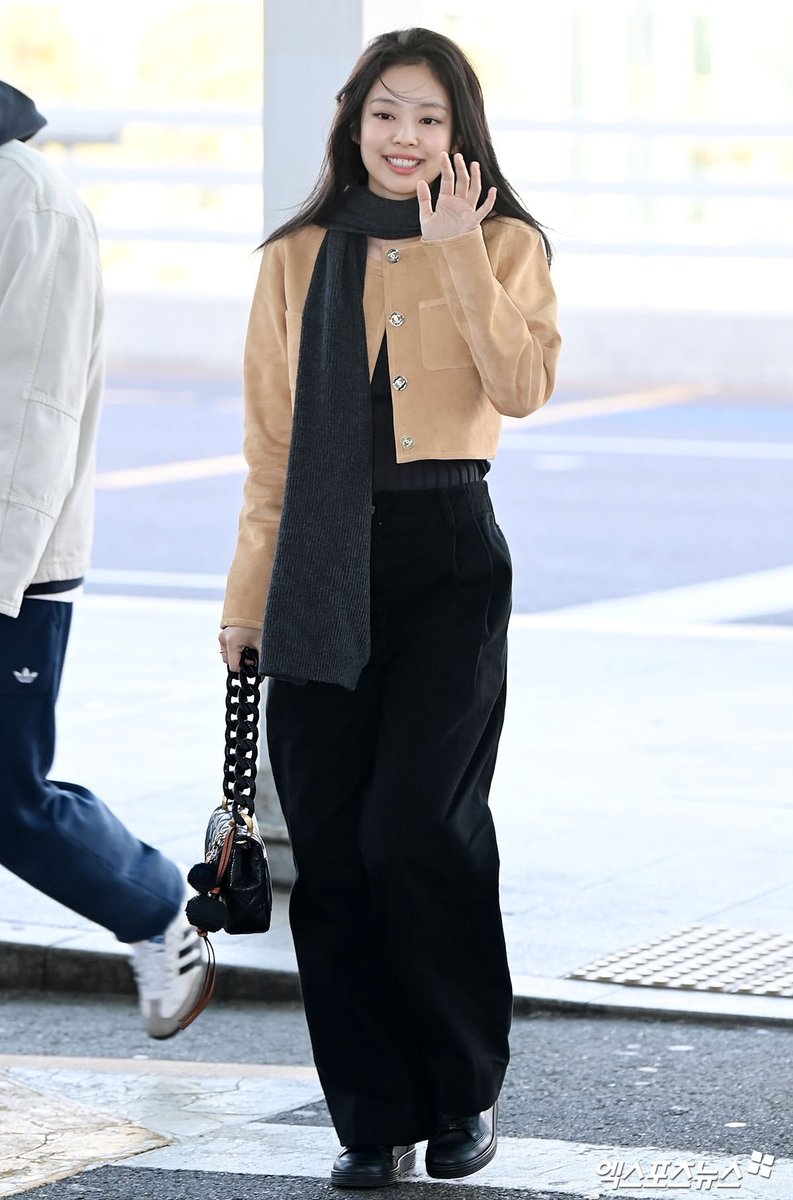 EnrJen9's tweet photo. CHANEL ICON JENNIE
#JENNIExChanelFW24
#ParisFashionWeek 
@CHANEL https://t.co/tBnBqqH0Mf