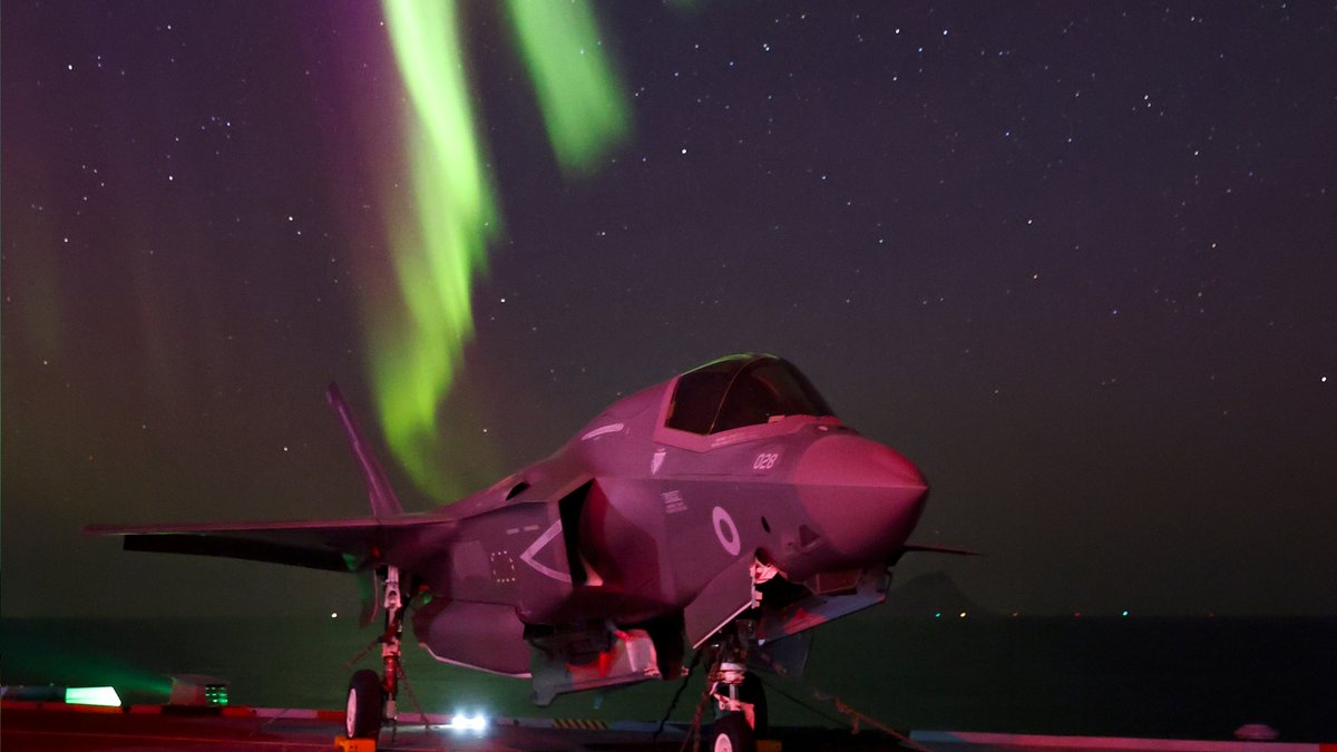 Front row seats to the Aurora Borealis for @HMSPWLS & her @SHAPE_NATO allies on #SteadfastDefender24 🌌✨ As the @NATO exercise continues over the Arctic Circle, the @COMUKCSG were treated to this stunning display.💫 #WeAreNATO and we are #StrongerTogether 💪