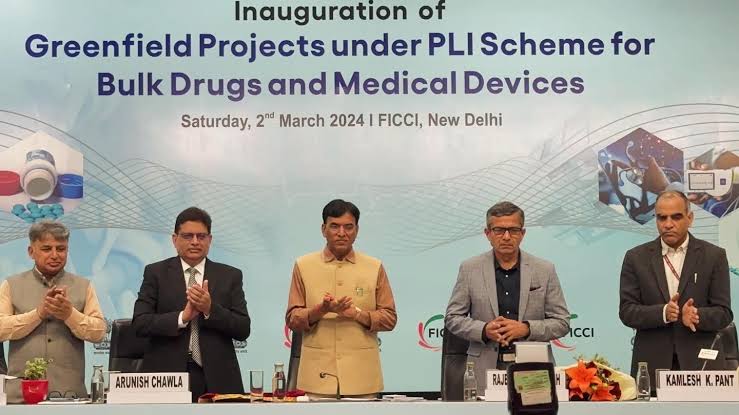 IndianTechGuide's tweet image. 🚨 Union Health Minister inaugurated 27 greenfield bulk drug park projects and 13 greenfield manufacturing plants for medical devices under PLI scheme.
Telangana - 14
Andhra Pradesh - 9
Gujarat - 7
Maharashtra - 4
Karnataka - 3
Rajasthan - 2
Haryana,Himachal, MP, Punjab - 1