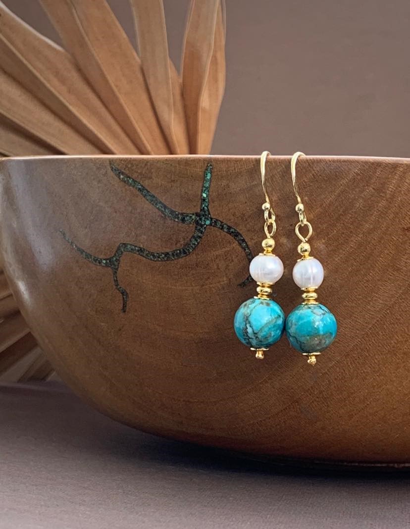 Handcrafted, original gold vermeil elegant earrings, comprising African turquoise beads and freshwater pearls.

Purchase via Etsy: etsy.com/uk/listing/161…

#vermeilearrings #goldvermeil #goldearrings #freshwaterpearlearrings #uniqueearrings #originalearrings #elegantearrings