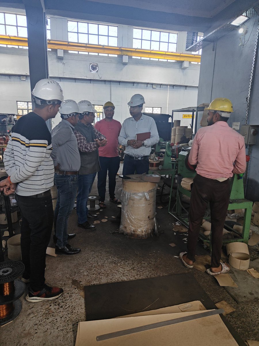 jeworkshopltp's tweet photo. अधिशासी अभियंता विद्युत परीक्षण खंड ललितपुर द्वारा विद्युत कार्यशाला केंद्र ललितपुर का निरीक्षण कर परिवर्तकों की गुणवत्ता की जांच की गई तथा अपने समक्ष सैंपल टेस्टिंग कराई गई। @dvvnlhq @dvvnllalitpur2 @Rakeshsbly @MDDVVNL @mduppcl @UPPCLLKO @DvvnlDirectorT https://t.co/9gVgZjipEr