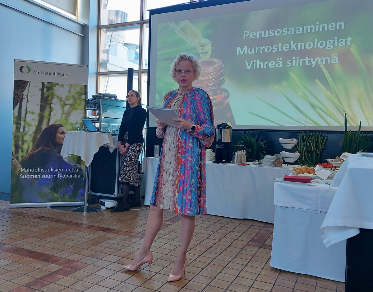 Perusosaaminen ja murrosteknologiat tärkeitä vihreässä siirtymässä ja metsäteollisuuden osaajien taitoina korostaa <a href="/LindstromMaarit/">Maarit Lindström</a> metsäteollisuuden osaamisseminaarissa.
#metsäteollisuus