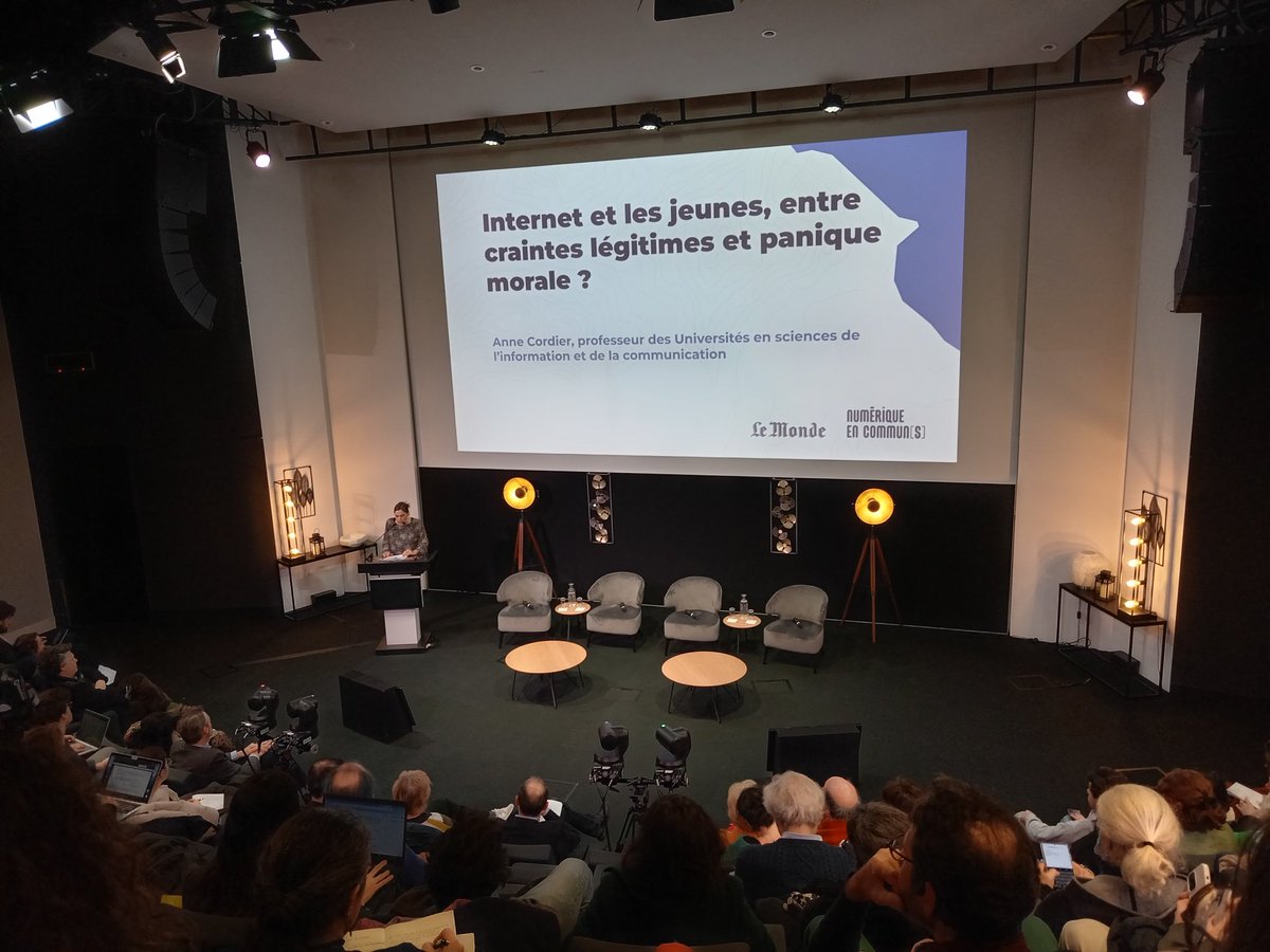 En direct depuis l'auditorium du @lemondefr pour la conférence dédiée à la médiation numérique à destination des jeunes. Avec @annecordier.