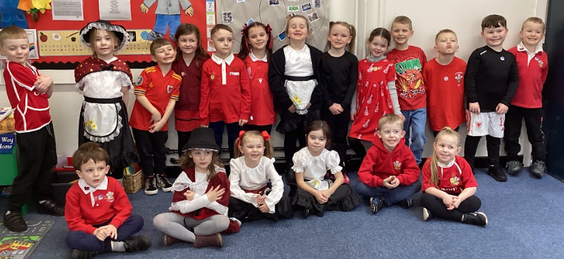 EdwardsvillePS's tweet photo. 1PB celebrating Dydd Gwyl Dewi Sant. #ethicallyinformedethan @CSC_Cymraeg https://t.co/QRU31pm5LV
