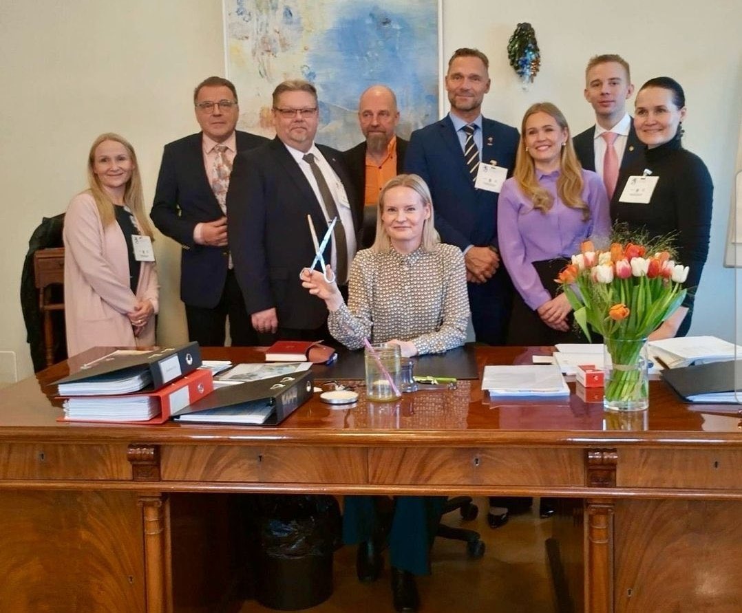 Kun työnantaja käy YT-neuvotteluja, niin kukaan asiansa osaava johtaja tuskin ottaisi saksia käteen ja naureskelisi menemään. Sitten meillä on poliittinen eliitti, joka julkaisee tällaisia kuvia. Herää väistämättä ajatus, missä asuu sivistys, maltti, kohtuullisuus ja järki?