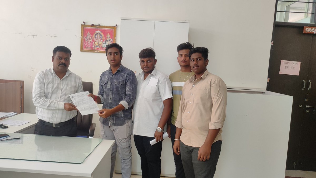 ABVPMysuru's tweet photo. * ಅಖಿಲ ಭಾರತೀಯ ವಿದ್ಯಾರ್ಥಿ ಪರಿಷತ್ ನಂಜನಗೂಡು ವತಿಯಿಂದ ಪಶ್ಚಿಮ ಬಂಗಾಳದ ಸಂದೇಶಖಾಲಿಯಲ್ಲಿ ಮಹಿಳೆಯರ ಮೇಲಿನ ದೌರ್ಜನ್ಯ ಖಂಡಿಸಿ ತಹಶೀಲ್ದಾರ್ ಅವರಿಗೆ ಮನವಿ ಸಲ್ಲಿಸಿತು.

#ABVPNanjanagudu
#ABVPKarnatakaSouth
#Justice4Sandeshkhali https://t.co/SGOEXdw3Kx