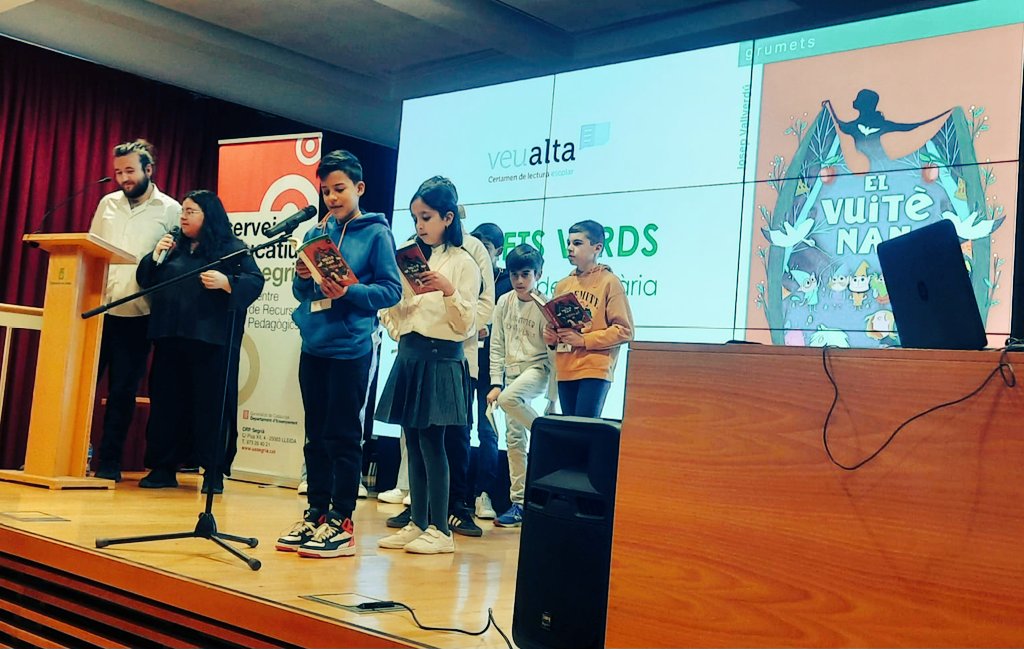 A la Sala d'Actes de la @DiputacioLleida, alumnes del Cicle Superior de Primària llegeixen, de Josep Vallverdú, 'El Vuitè nan', d'@editorialgalera, en la Semifinal del Segrià del Certamen de Lectura en veu alta que organitzen @educaciocat i @enciclopediaCAT.