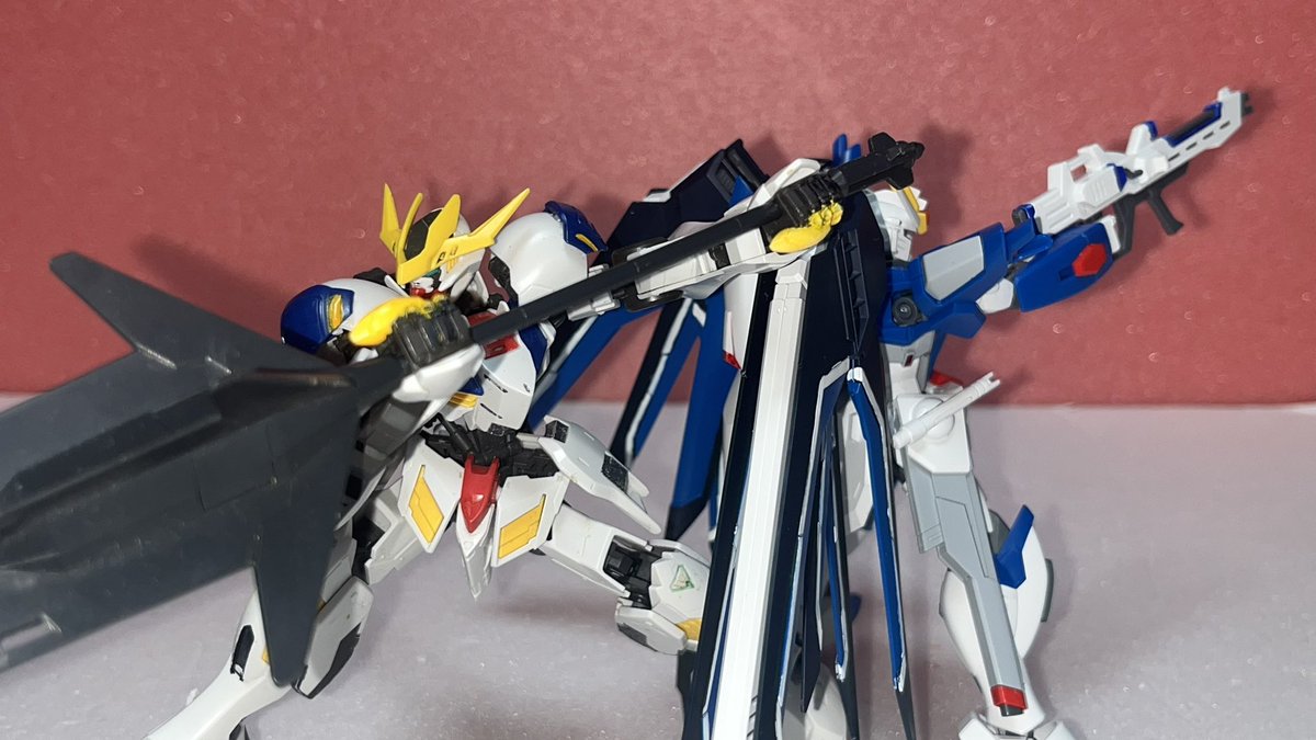 EFAB0Mpq4AzNkQ7's tweet photo. 掛け合い
三日月「戦いを止める為に戦うなんて、矛盾にも程があるな、あんた・・」
キラ「誰かがやらないといけないと思った。だから僕がやらなくちゃ・・！」
連携
三日月「キラさん、俺はあんたの覚悟にこの身をかけようと思っている」
キラ「気持ちだけは受け取っておくよ、三日月君。」
＃ガンプラ https://t.co/4pIdX3EYLM